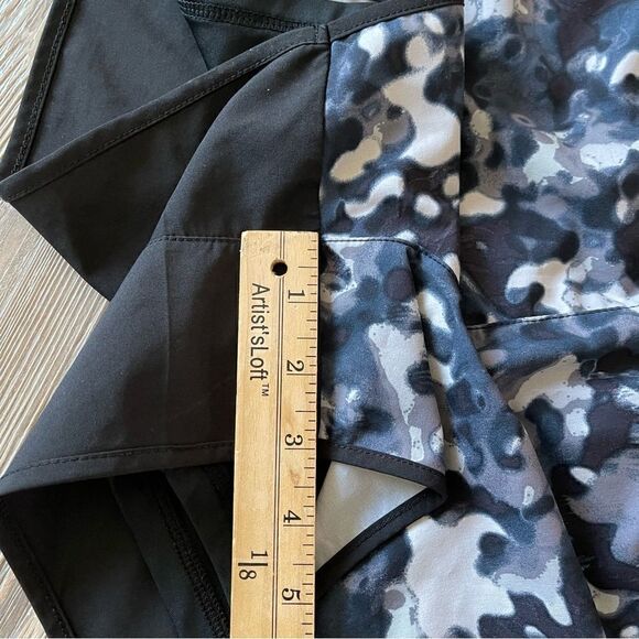 2 Pairs Of Shorts Layer 8 Running & Athletech Snakeprint Workout Shorts Small - Picture 9 of 16